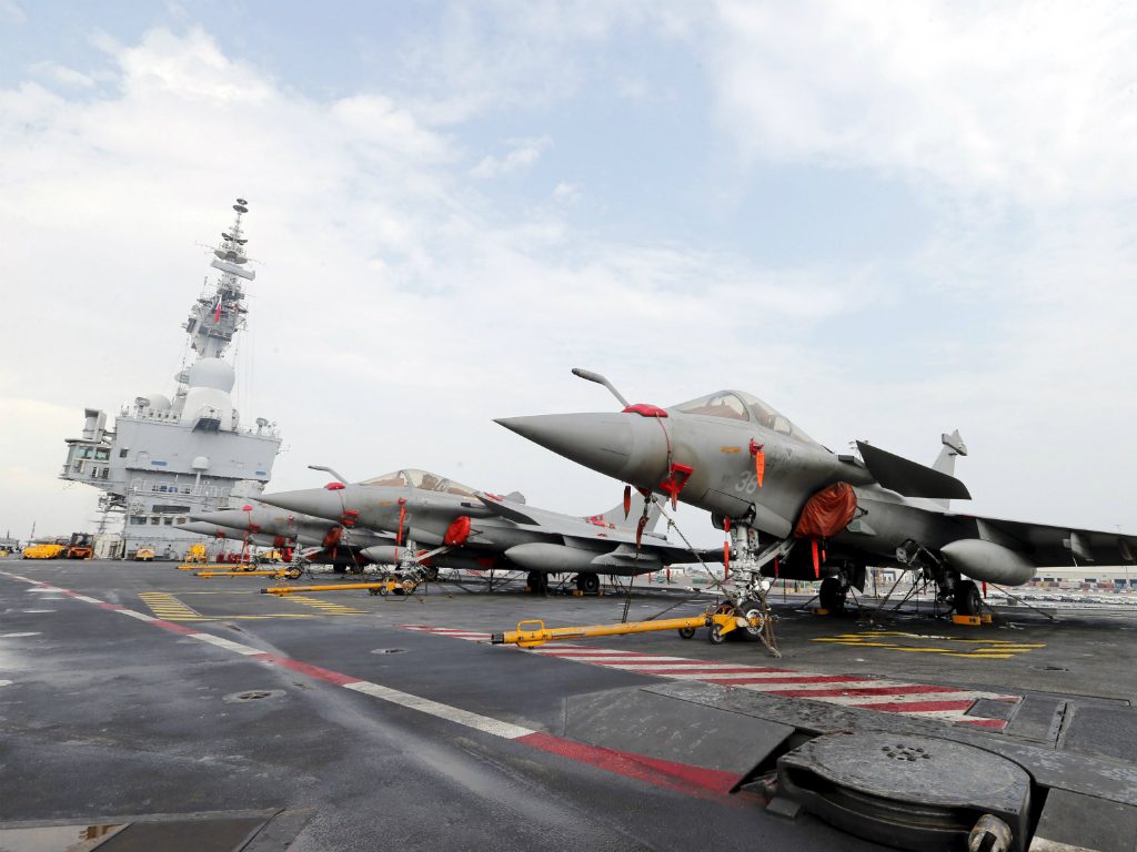 Các chiến đấu cơ Rafale trên tàu sân bay Charles de Gaulle của Pháp. Tàu này hiện tham gia chiến dịch chống IS tại Syria - Ảnh: Reuters