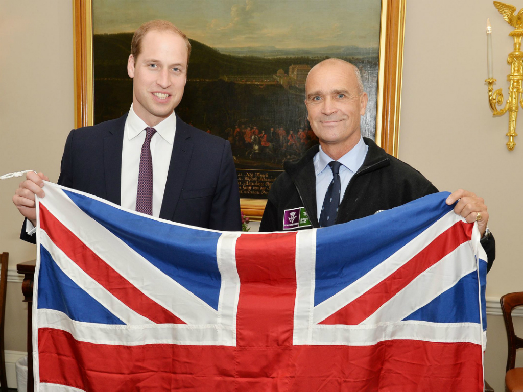 Nhà thám hiểm Henry Worsley (phải) chụp ảnh cùng Hoàng tử William - Ảnh: Reuters