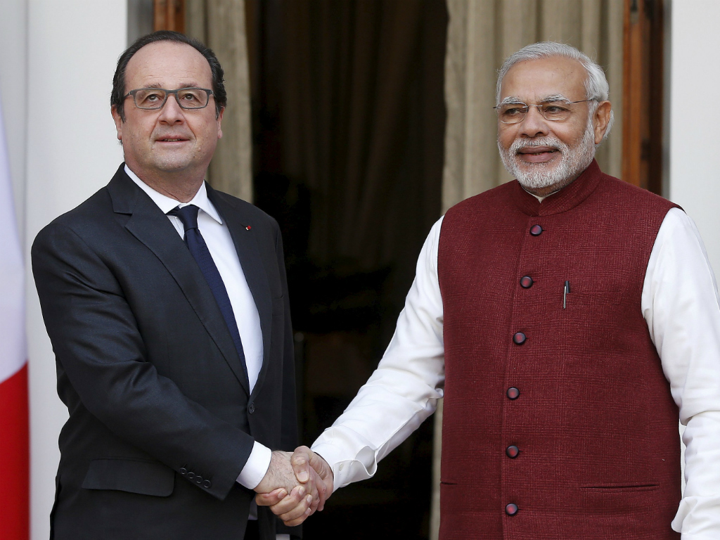 Hợp đồng bán máy bay chiến đấu Rafale là trọng tâm trong chuyến thăm Ấn Độ của Tổng thống Pháp Francois Hollande (trái) - Ảnh: Reuters