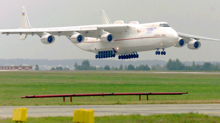 Máy bay lớn nhất thế giới, An-225 của hãng Antonov nay vẫn còn bay - Ảnh: Reuters