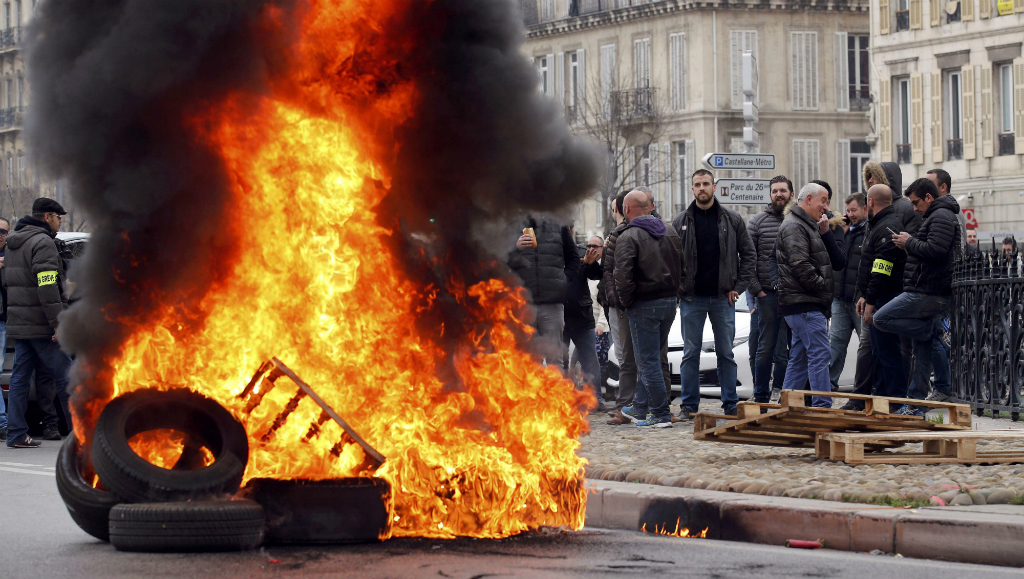 Các tài xế taxi chặn đường tại thành phố Marseille, biểu tình phản đối các hãng như Uber - Ảnh: Reuters