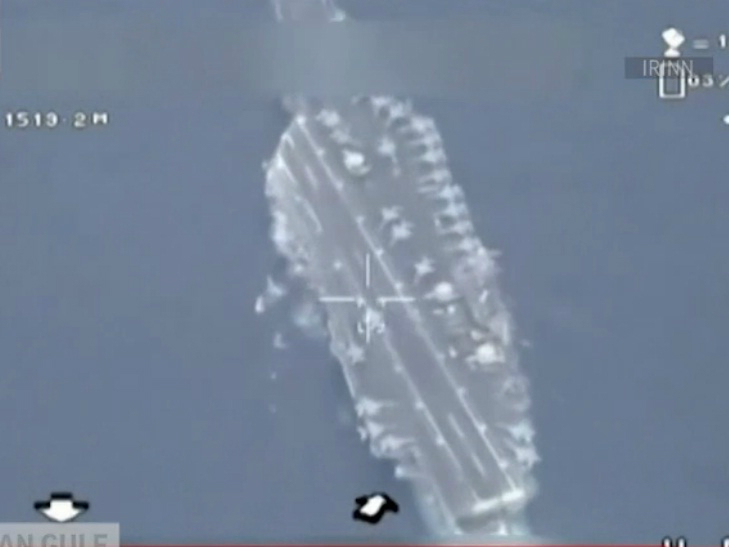 Chiếc tàu sân bay Mỹ trong đoạn phim được cho là do UAV của Iran quay phim - Ảnh chụp từ clip