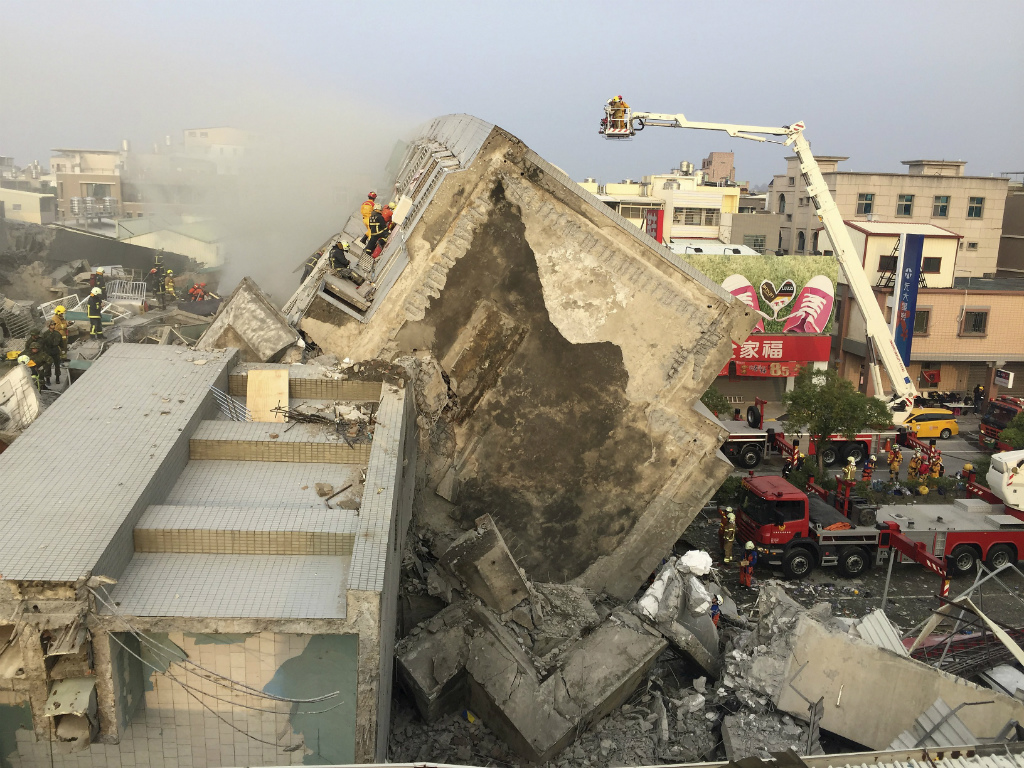 Toà nhà đổ sập sau trận động đất sáng 6.2 - Ảnh: Reuters