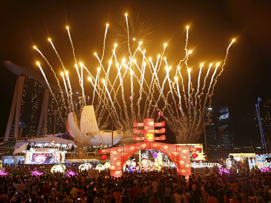 Bắn pháo hoa mừng năm Khỉ tại Singapore - Ảnh: Reuters