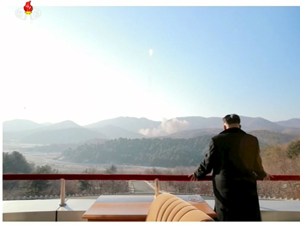 Lãnh đạo Triều Tiên Kim Jong-un quan sát tên lửa được phóng lên - Ảnh: Reuters