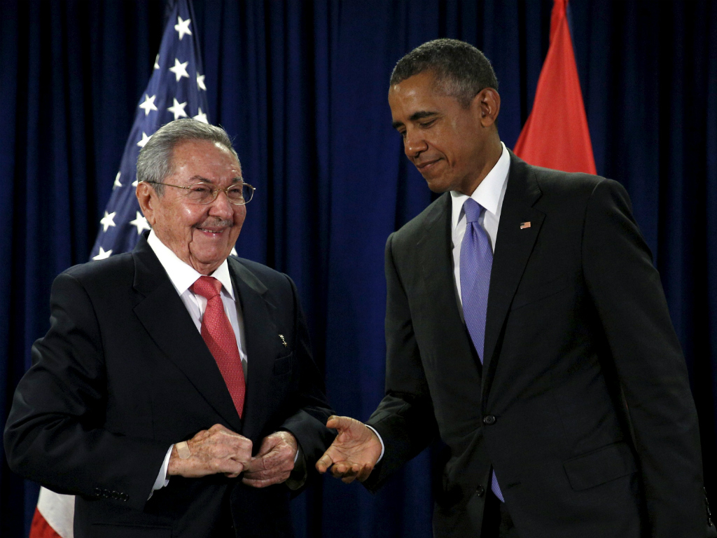 Chủ tịch Cuba Raul Castro và Tổng thống Mỹ Barack Obama tại trụ sở Đại hội đồng Liên Hiệp Quốc ở New York, Mỹ tháng 9.2015 - Ảnh: Reuters