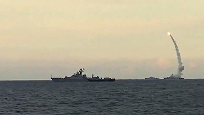Tàu tên lửa Nga phóng tên lửa hành trình Klub nhắm vào các mục tiêu của IS tại Syria - Ảnh: Bộ Quốc phòng Nga