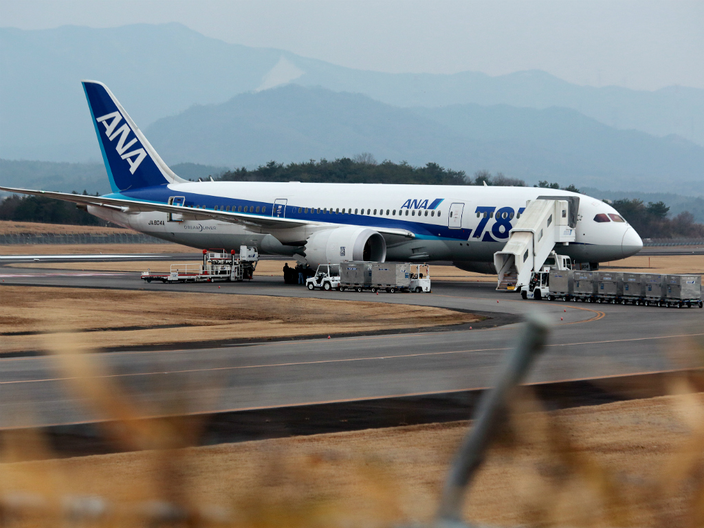 Một máy bay Boeing 787 của hãng ANA hạ cánh khẩn cấp tại tỉnh Kagawa (Nhật Bản) hồi năm 2013 - Ảnh: Bloomberg