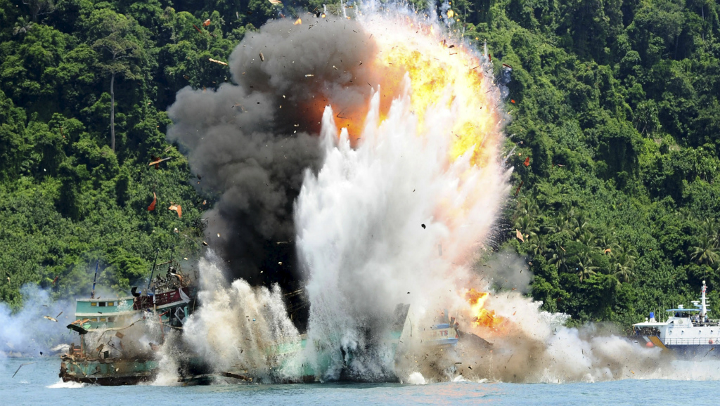 Bốn trong số 8 tàu của Việt Nam bị cho nổ tại Tây Kalimantan (Indonesia) ngày 22.2 - Ảnh: Reuters