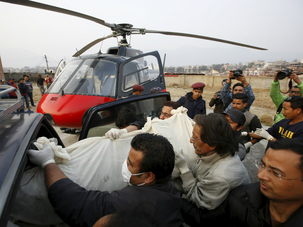 Thi thể của nạn nhân vụ rơi máy bay ở Nepal ngày 24.2 - Ảnh: Reuters