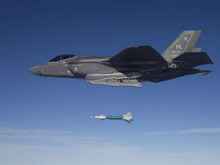 Tiêm kích tàng hình F-35A thả quả bom dẫn đường bằng laser GBU-12 hôm 25.2 ở bãi thử tại bang Utah - Ảnh: Không quân Mỹ