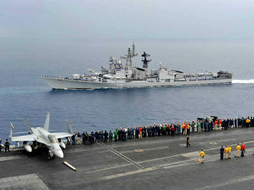 Tàu sân bay Mỹ USS Carl Vinson và tàu khu trục Ấn Độ INS Ranvijay trong cuộc tập trận năm 2012 - Ảnh: Hải quân Mỹ