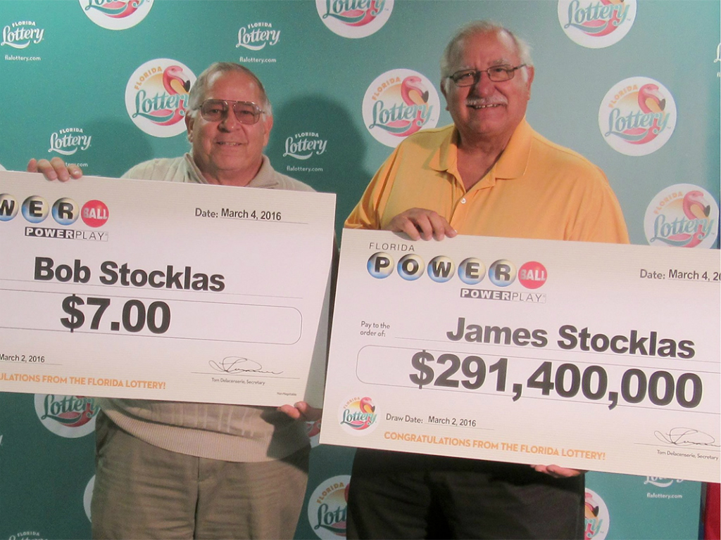 Ông James Stocklas chụp ảnh cùng ông Bob Stocklas sau khi trúng độc đắc vé số Powerball - Ảnh: Hãng xổ số Florida