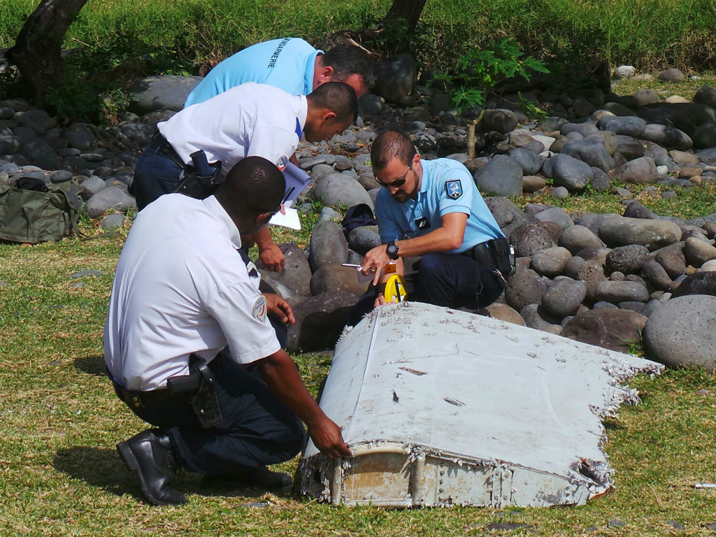 Mảnh vỡ thuộc cánh liệng treo của MH370 tìm thấy tại đảo Reunion thuộc Pháp hồi tháng 7.2015 - Ảnh: Reuters