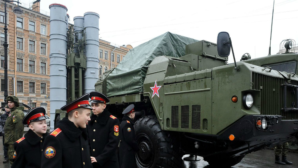 Hệ thống tên lửa S-300 của Nga tại một cuộc triển lãm quân sự ở St. Petersburg, Nga ngày 20.2.2015 - Ảnh: AFP