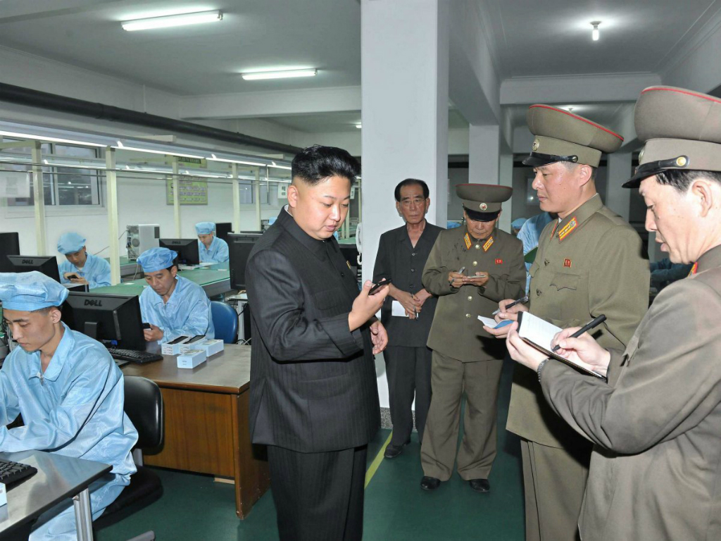 Lãnh đạo Triều Tiên Kim Jong-un trong một chuyến thị sát xưởng sản xuất điện thoại trong nước - Ảnh: Reuters