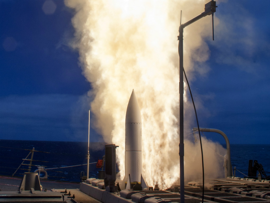 Tàu khu trục USS John Paul Jones phóng tên lửa SM-6 trong một đợt thử vũ khí năm 2014 - Ảnh: Hải quân Mỹ