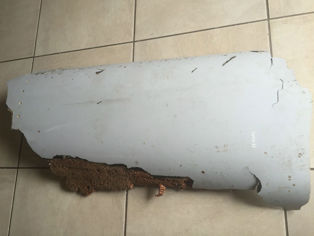 Mảnh vỡ nghi thuộc phần cánh của máy bay MH370, do thiếu niên Nam Phi tìm thấy tại Mozambique hồi tháng 12.2015 - Ảnh: Reuters