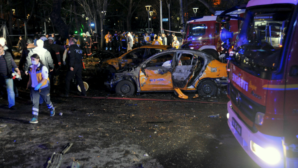 Hiện trường vụ đánh bom tối 13.3 tại thủ đô Ankara, Thổ Nhĩ Kỳ - Ảnh: Reuters