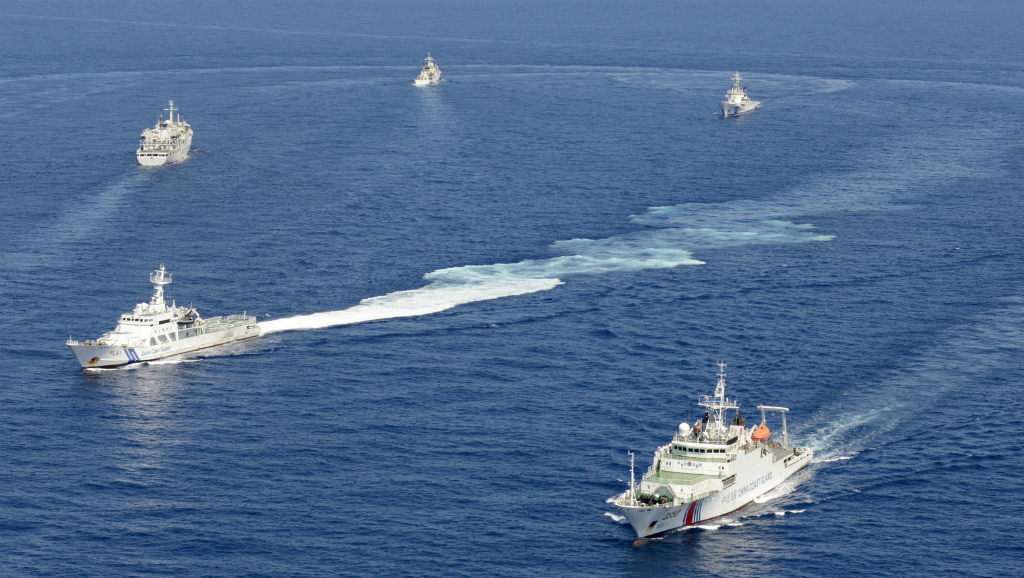 Tàu Trung Quốc và Nhật Bản gần quần đảo tranh chấp Senkaku/Điếu Ngư ở biển Hoa Đông - Ảnh: Reuters