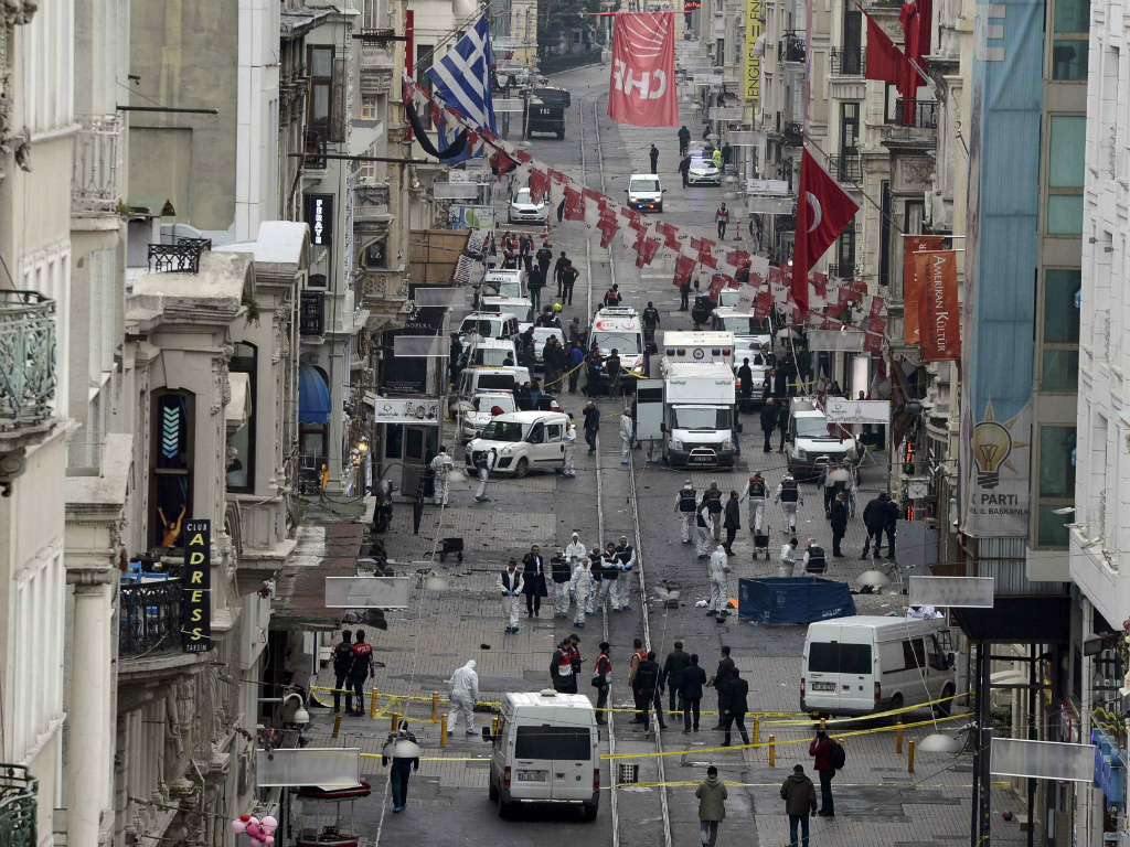 Lực lượng pháp y có mặt tại hiện trường vụ đánh bom tự sát ngày 19.3 tại Istanbul, Thổ Nhĩ Kỳ - Ảnh: Reuters