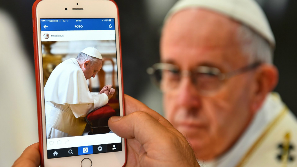 Tài khoản Instagram của Giáo hoàng Francis có 1,2 triệu lượt theo dõi chỉ chưa đầy một ngày - Ảnh: AFP