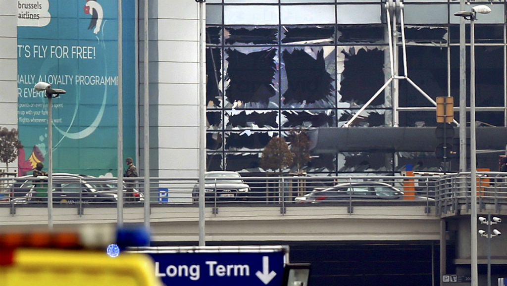 Cửa kính tại sân bay Zaventem, thủ đô Brussels (Bỉ) vỡ tung sau vụ nổ ngày 22.3 - Ảnh: Reuters