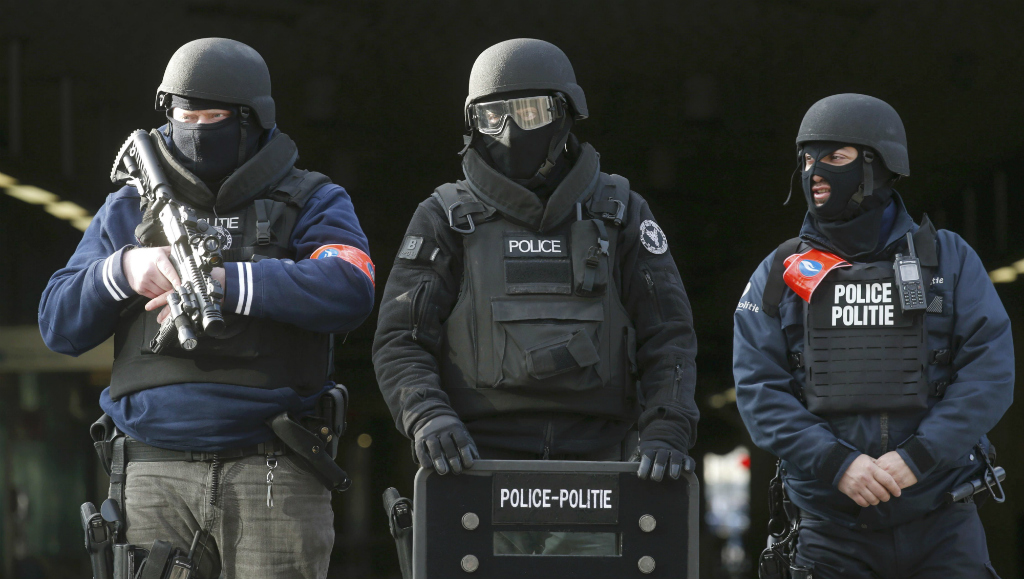 Cảnh sát Bỉ tăng cường canh gác sau 2 vụ tấn công tại thủ đô Brussels (Bỉ) ngày 22.3 khiến ít nhất 34 người thiệt mạng - Ảnh: Reuters