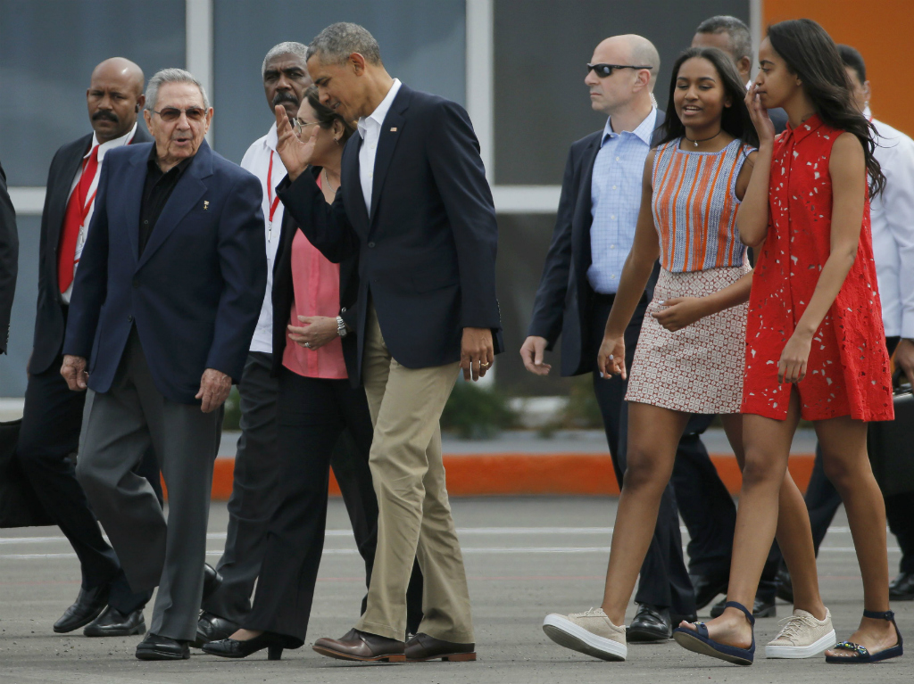 Chủ tịch Cuba Raul Castro tiễn Tổng thống Mỹ Barack Obama và gia đình ra sân bay ngày 22.3 - Ảnh: Reuters