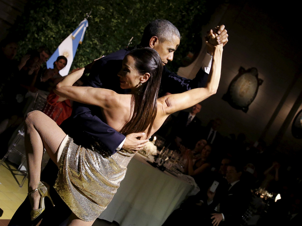 Tổng thống Mỹ Barack Obama biểu diễn điệu nhảy tango tại buổi chiêu đãi cấp nhà nước ở Buenos Aires, Argentina ngày 23.3.2016 - Ảnh: Reuters