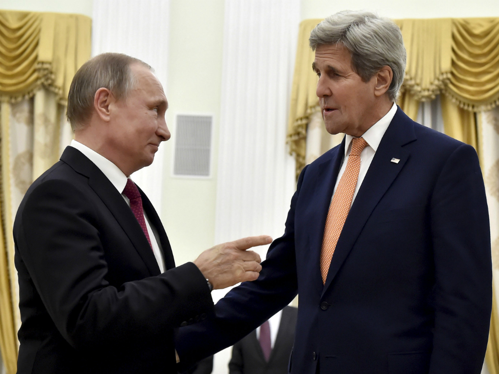 Tổng thống Nga Vladimir Putin và Ngoại trưởng Mỹ John Kerry tại cuộc gặp ngày 24.3 ở Moscow - Ảnh: Reuters