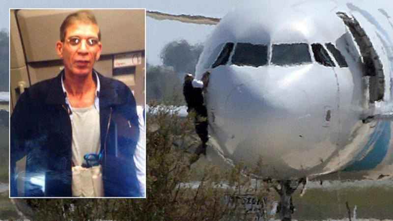 Ảnh nhỏ: Tên không tặc cướp máy bay của hãng EgyptAir ngày 29.3.2016. Ảnh: EgyptAir. Ảnh lớn: máy bay hãng EgyptAir bị không tặc, nằm tại sân bay Larnaca trên đảo Síp - Ảnh: Reuters