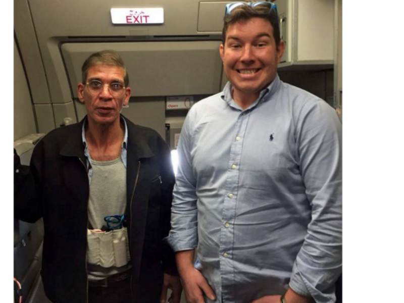 Ben Innes chụp ảnh cùng không tặc Seif Eldin Mustafa trên máy bay EgyptAir - Ảnh chụp màn hình The Guardian