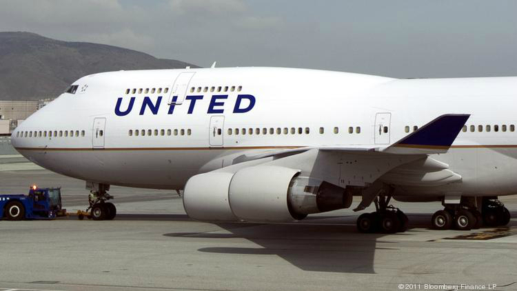 Cô tiếp viên của hãng hàng không United Airlines mở cửa thoát hiểm khi máy bay đang đỗ tại sân bay - Ảnh minh hoạ: Bloomberg