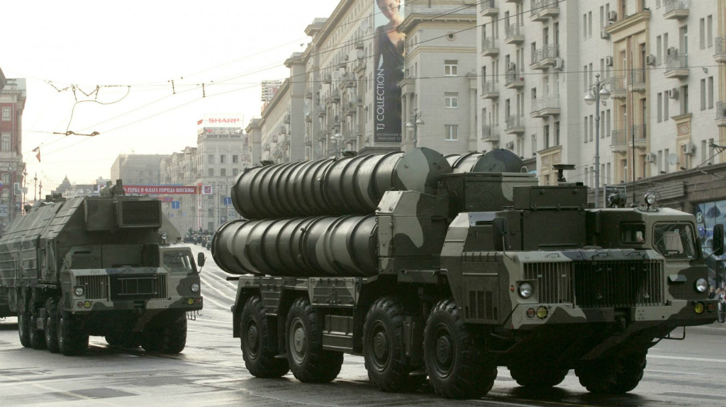 Hệ thống tên lửa phòng không tầm xa S-300 - Ảnh: Reuters