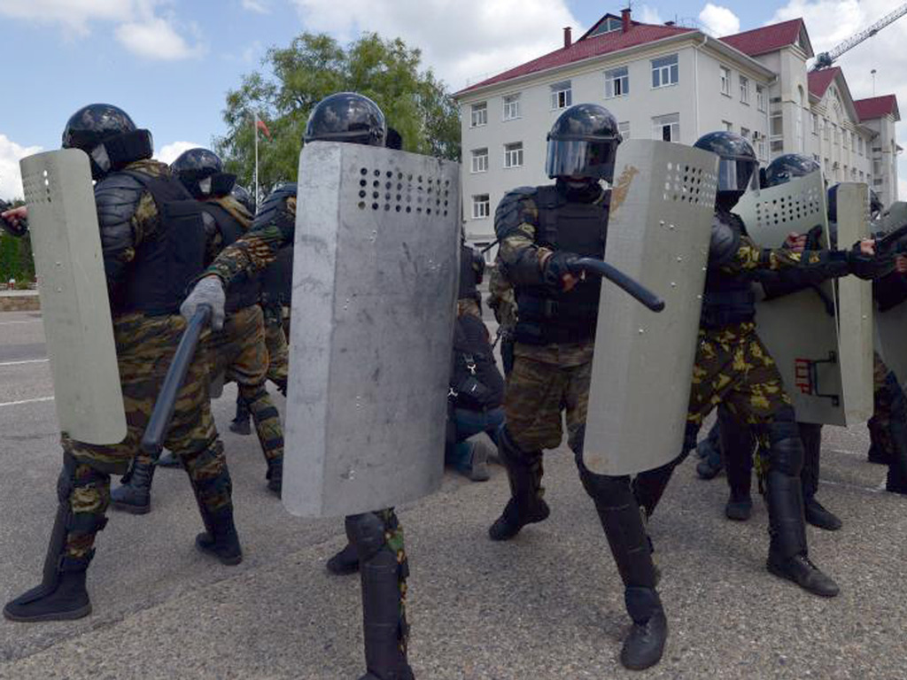 Cảnh sát chống bạo động vùng Stavropol đang diễn tập - Ảnh: AFP