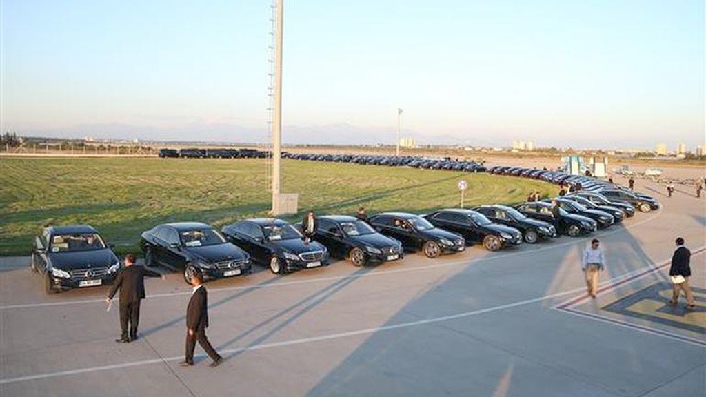 Dàn xe sang của vua Salman bin Abdul Aziz Al Saud tại sân bay quốc tế Antalya, Thổ Nhĩ Kỳ khi vua Ả Rập Xê Út sang đây dự hội nghị G-20 ở Antalya ngày 12.11.2015 - Ảnh: Thông tấn xã Anadolu