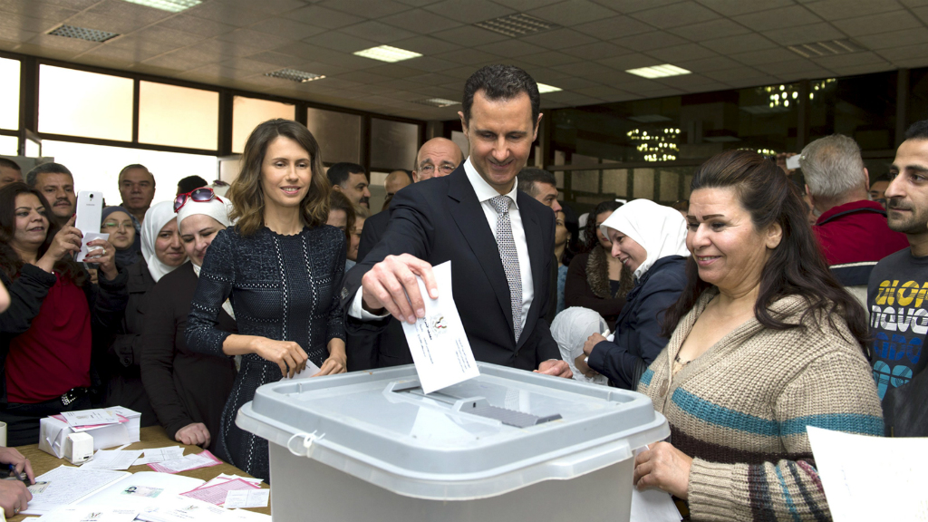 Tổng thống Bashar al-Assad đi bỏ phiếu tại thủ đô Damascus ngày 13.4 - Ảnh: Reuters
