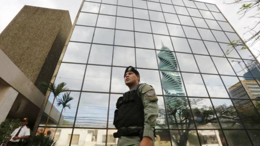 Cảnh sát canh gác bên ngoài toà nhà công ty Mossack Fonseca - Ảnh: Reuters