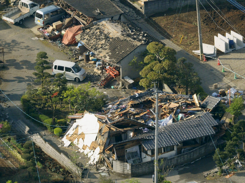 Nhà cửa thiệt hại sau trận động đất tối ngày 14.4 tại Nhật Bản - Ảnh: Reuters