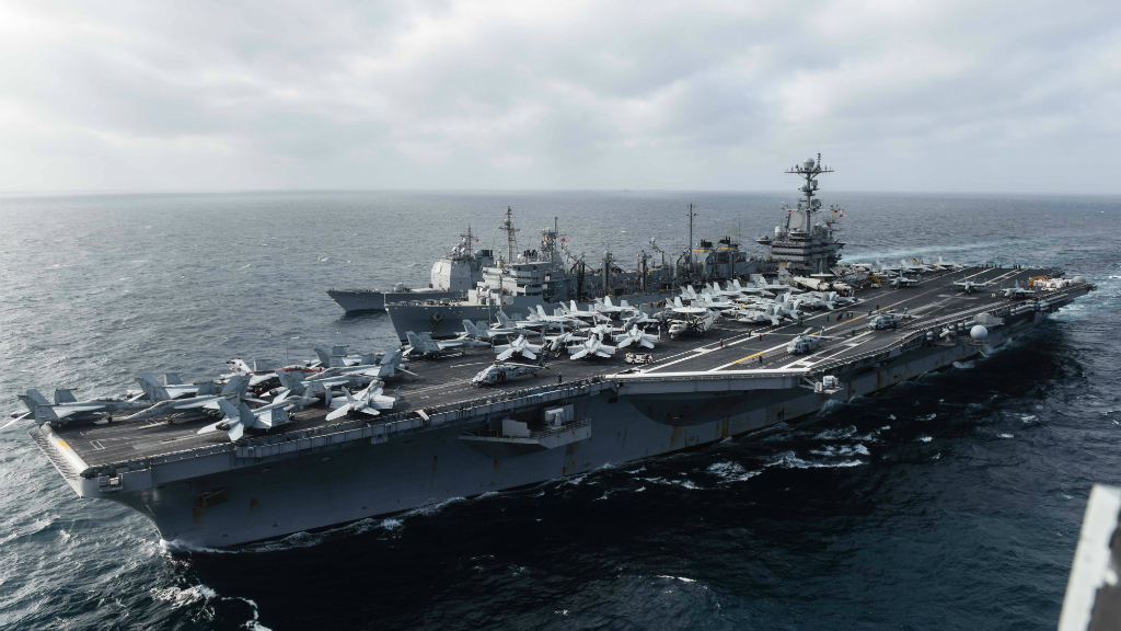 Bộ trưởng Quốc phòng Mỹ thăm tàu sân bay USS John C. Stennis hoạt động trên Biển Đông - Ảnh: Hải quân Mỹ