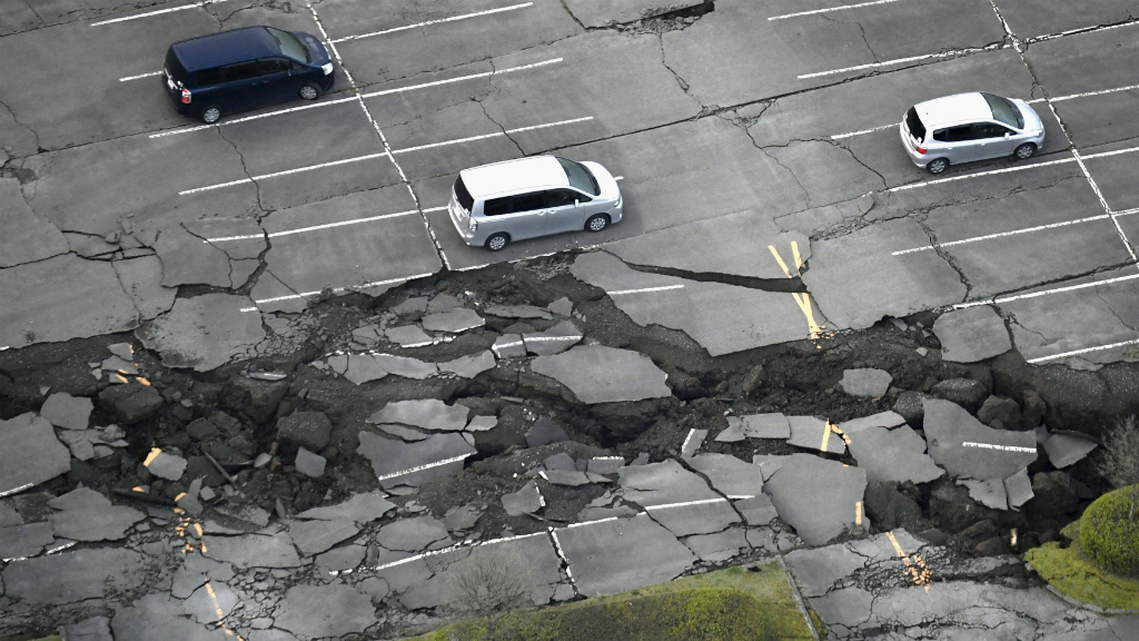Nền đường bị sụp lún sau trận động đất rạng sáng 16.4 tại Nhật Bản - Ảnh: Reuters