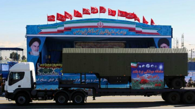 Xe tải chở một phần của hệ thống tên lửa S-300 tại buổi duyệt binh của Iran ngày 17.4 - Ảnh: AFP