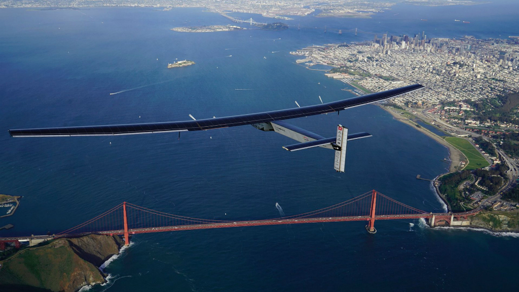 Máy bay Solar Impulse 2 bay qua cầu Cổng Vàng ở San Francisco, Mỹ sau 3 ngày vượt Thái Bình Dương - Ảnh: AFP