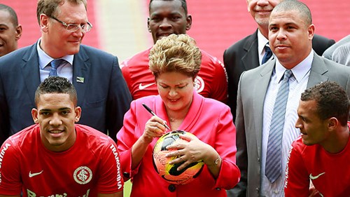 Đối diện với trái bóng, Tổng thống Brazil Dilma Rousseff trở thành người rất mê tín - Ảnh: AFP