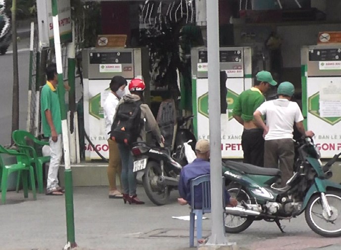 Ba người trong cây xăng Trần Thiên dàn cảnh “móc túi” khách hàng - Ảnh: Cắt từ clip