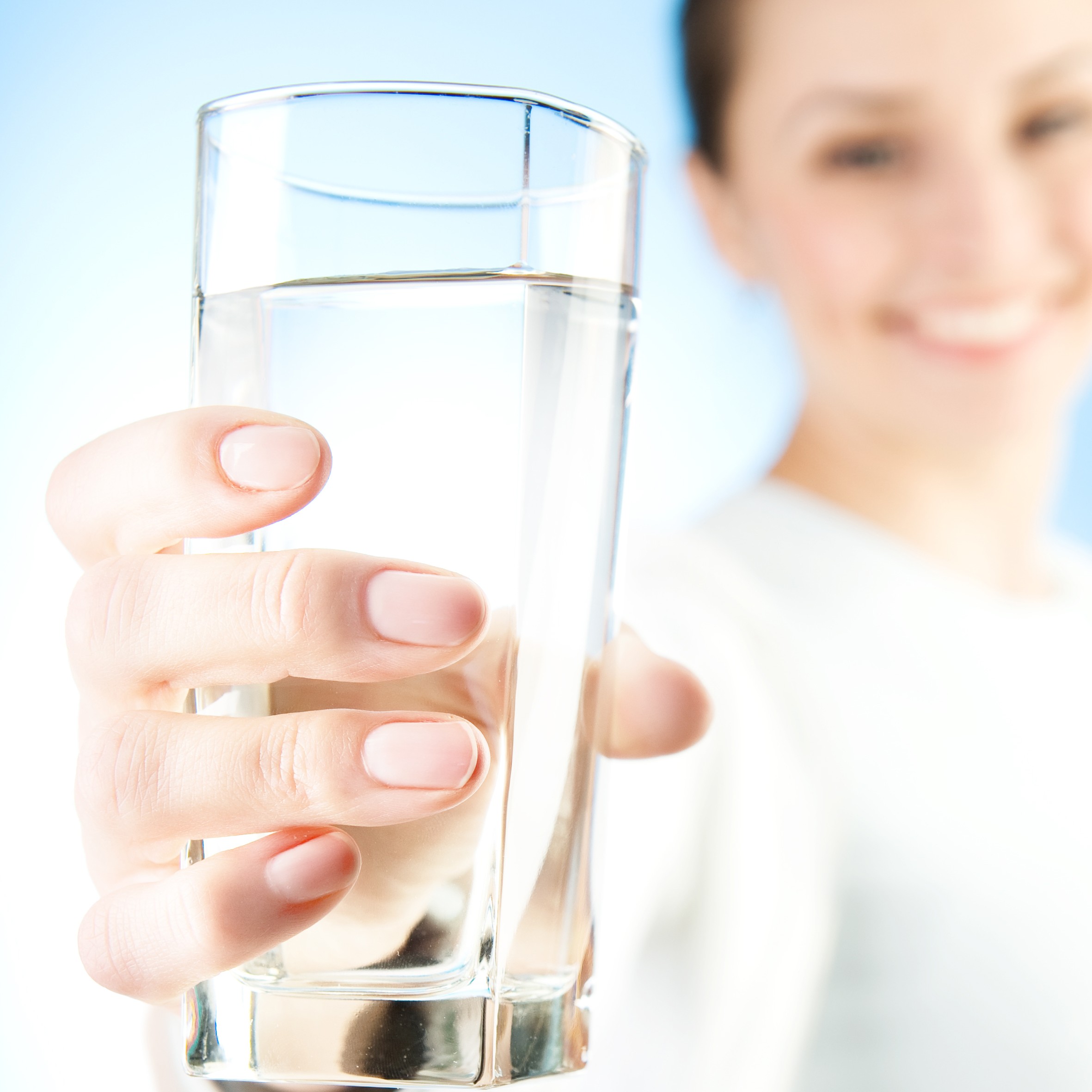 Uống nhiều nước, vì mất nước có thể ảnh hưởng đến độ đàn hồi của da - Ảnh: Shutterstock