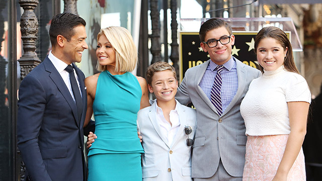 Kelly Ripa (thứ hai từ trái sang) cùng gia đình trong buổi lễ gắn sao - Ảnh: AFP