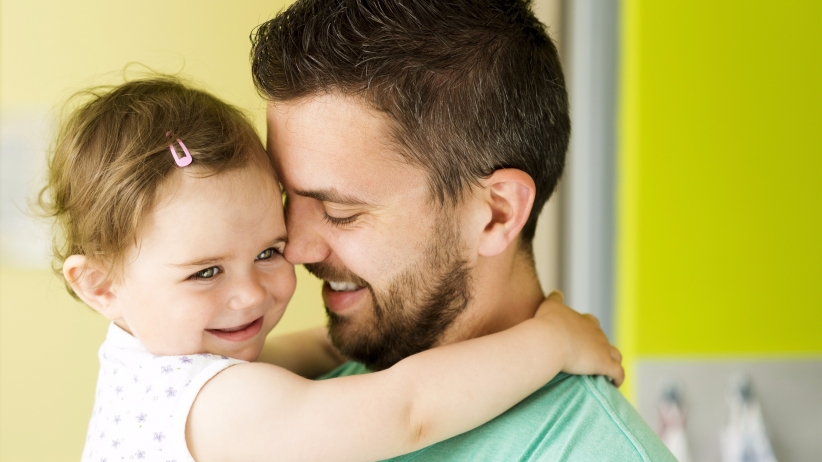Nếu muốn ôm trẻ hay khiến trẻ ôm lại, rất cần sự đồng ý của trẻ - Ảnh: Shutterstock