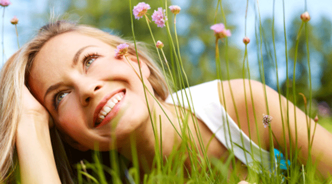 Mỉm cười vào mỗi sáng giúp tinh thần phấn chấn - Ảnh: Shutterstock